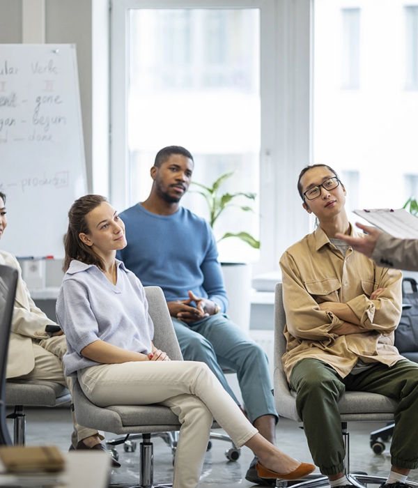 medium-shot-people-learning